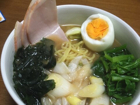 トッピングたっぷり、彩り味噌ラーメン